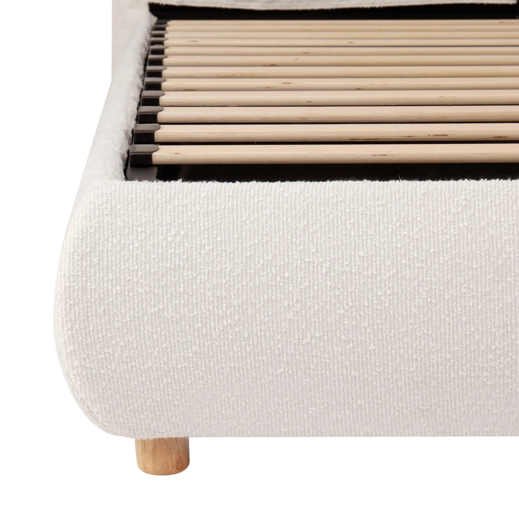 Letto matrimoniale 180x200 cm in bouclé bianco con contenitore idraulico; testiera imbottita e rete a doghe