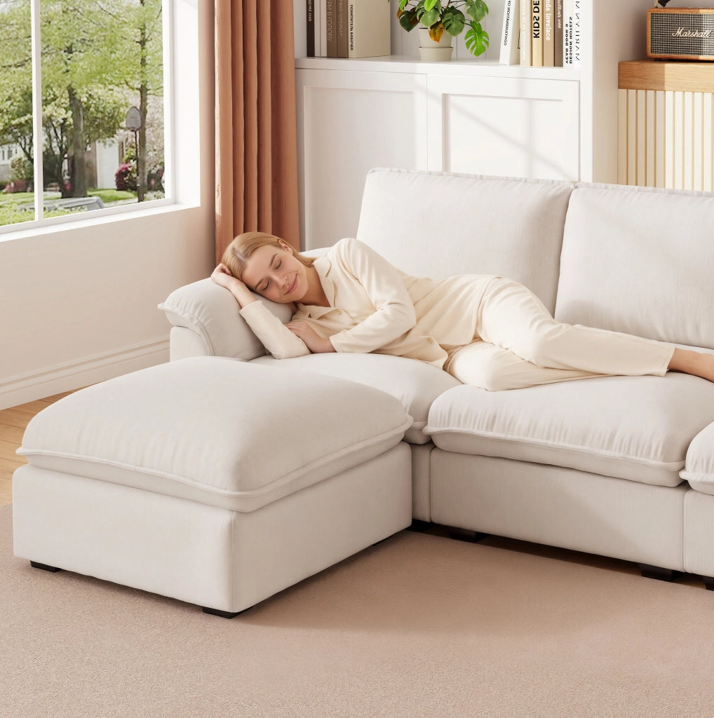Divano modulare a L Cloud in tessuto chenille beige, 4 posti con pouf e braccioli
