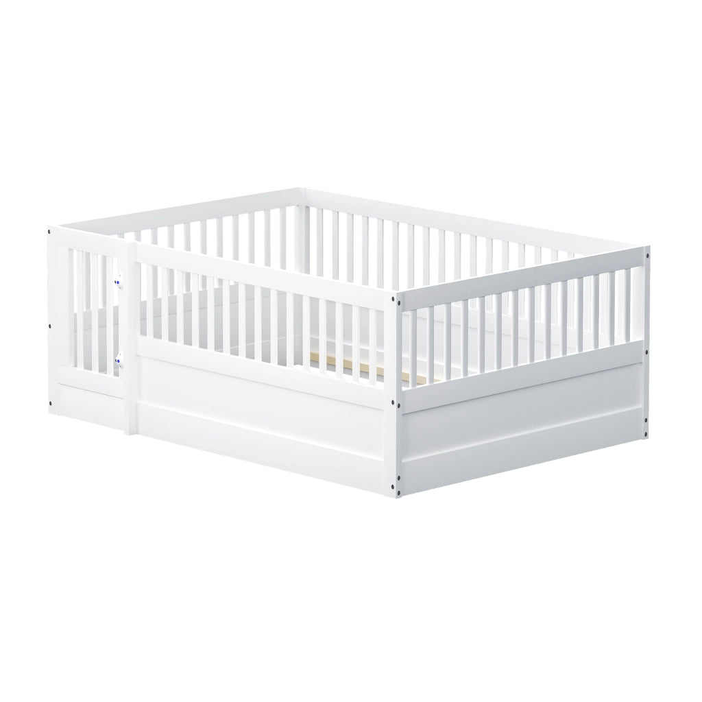 Letto per bambini basso 140 × 200 cm con barriera e porticina apribile, senza materasso, in legno bianco