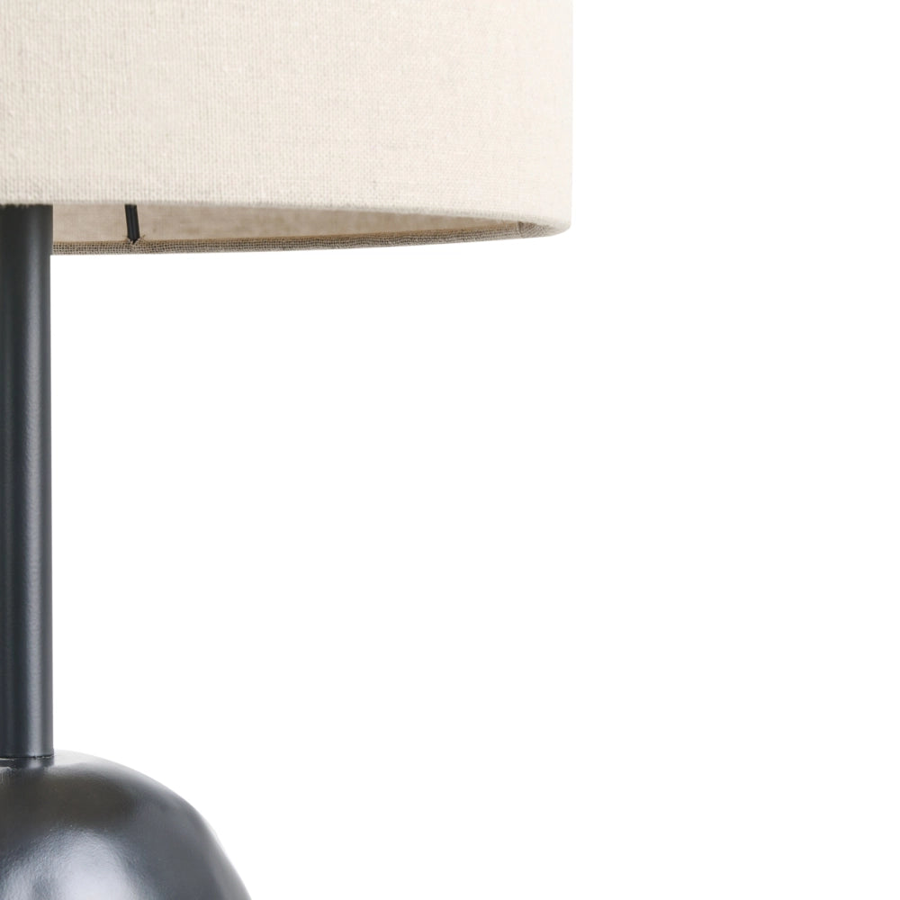Lampada da terra con base in ceramica nera e paralume alto in tessuto in stile originale