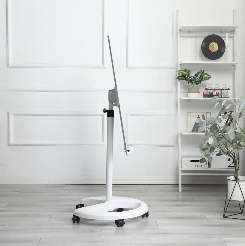 Lavagna magnetica in vetro temperato 90x60 cm con altezza e inclinazione regolabili, superficie cancellabile a secco, base ABS con ruote bloccabili, bianca