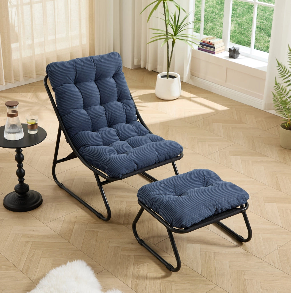 Poltrona lounge da esterno con pouf, struttura nera e cuscino blu navy