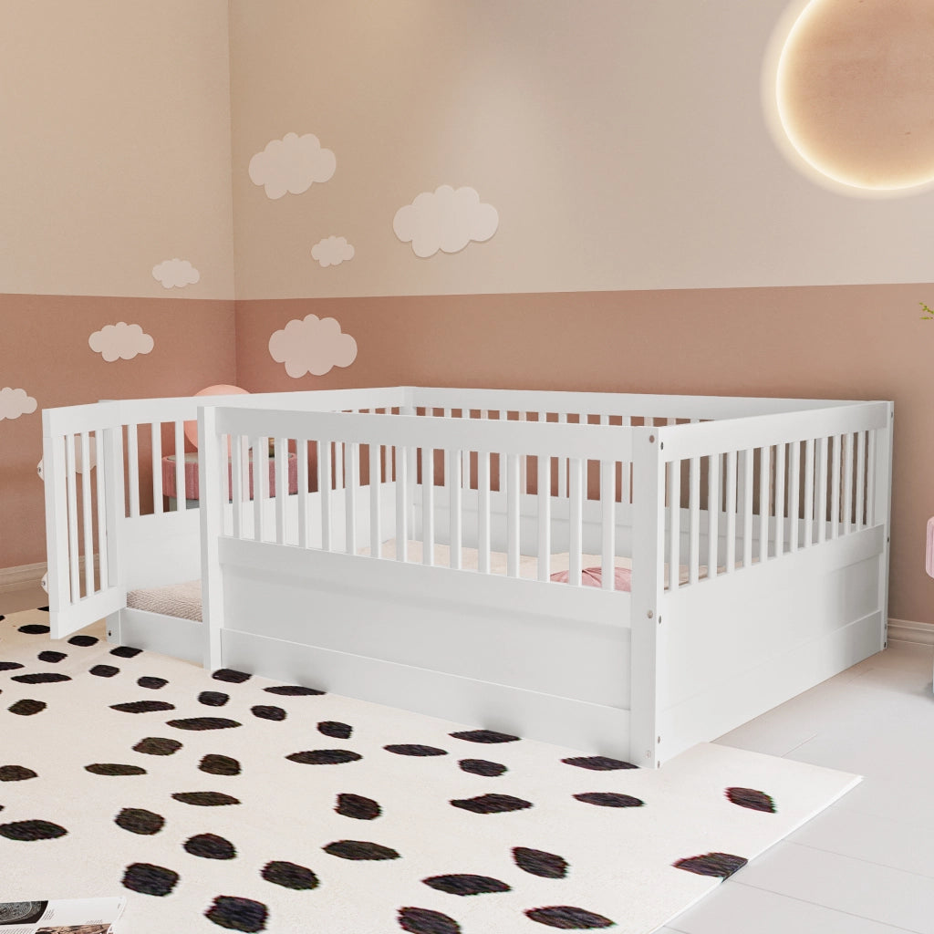 Letto per bambini basso 140 × 200 cm con barriera e porticina apribile, senza materasso, in legno bianco