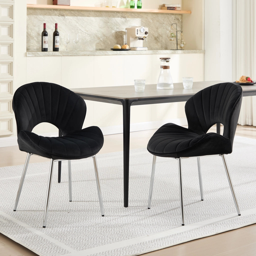 Sedia da pranzo in velluto nero con struttura in metallo, schienale curvo e design senza braccioli