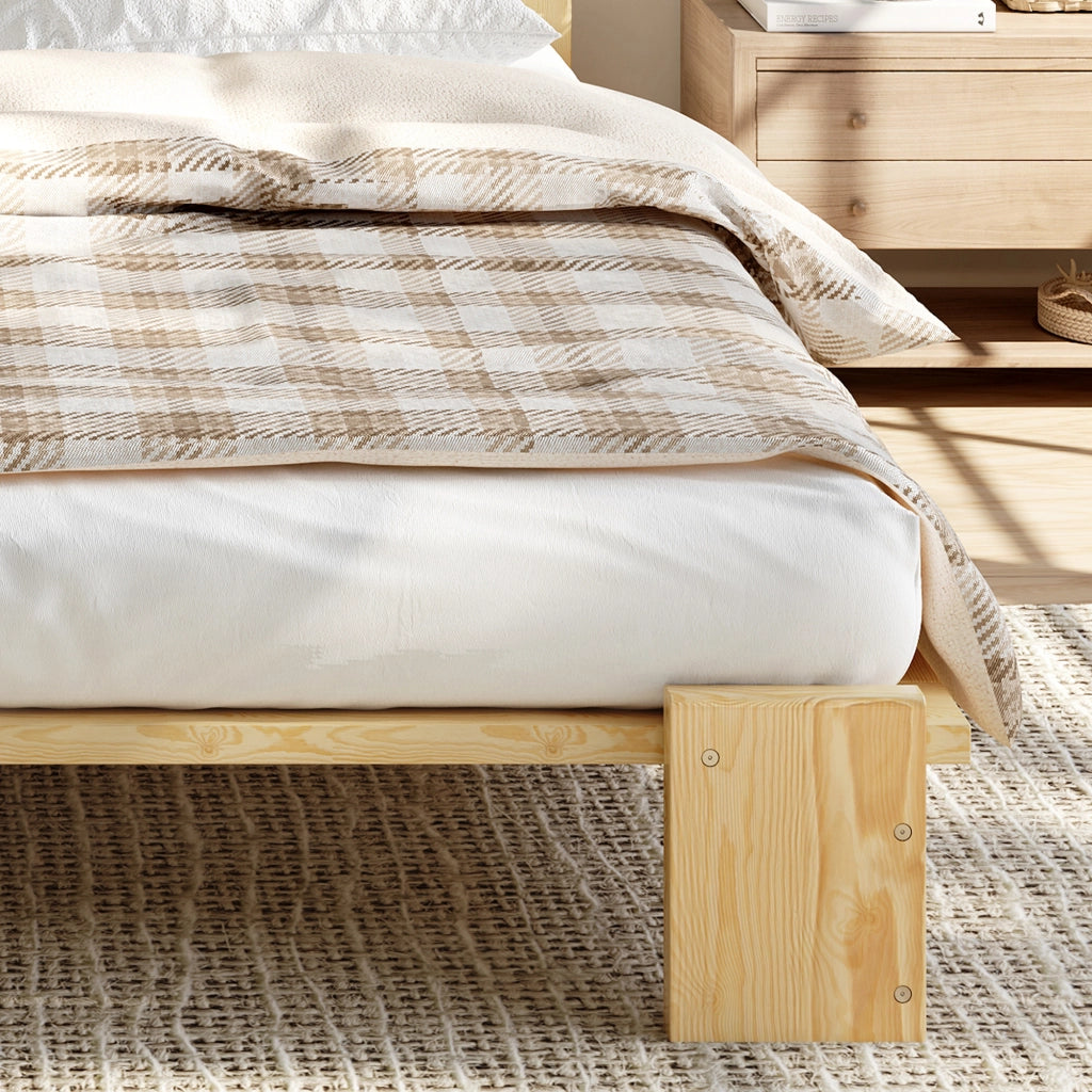 Letto imbottito 140x200 cm in legno di pino con schienale imbottito; naturale