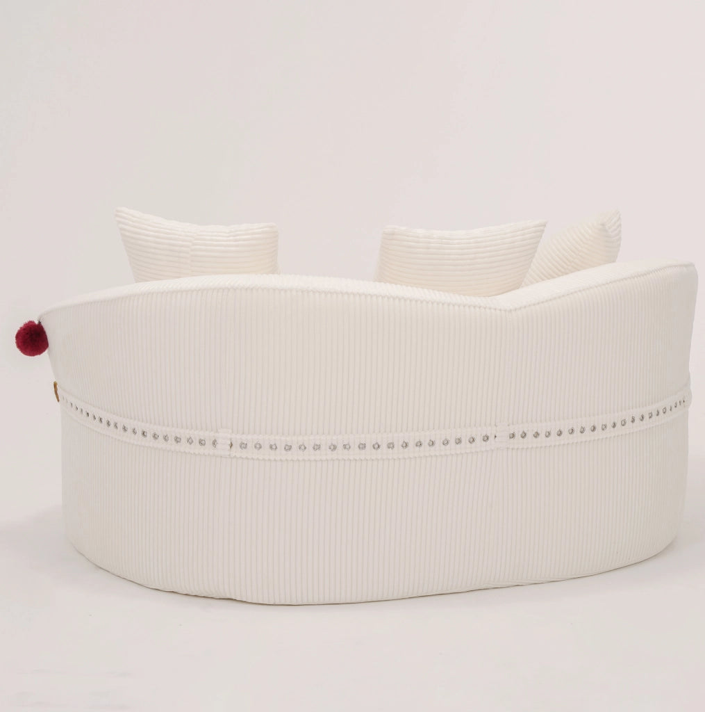 Divano a due posti in tessuto a coste con design ispirato al cappello del clown, forma arcuata con cuscini inclusi