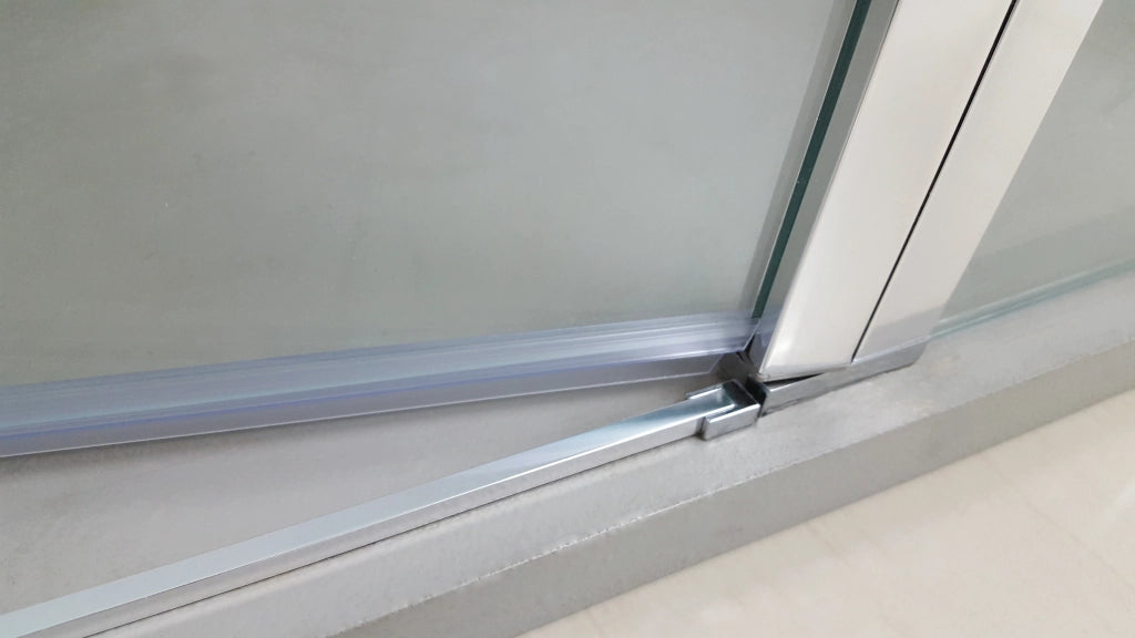 Box doccia frontale OPEN pannello fisso + porta battente 80 cm (30+50) nero trasparente
