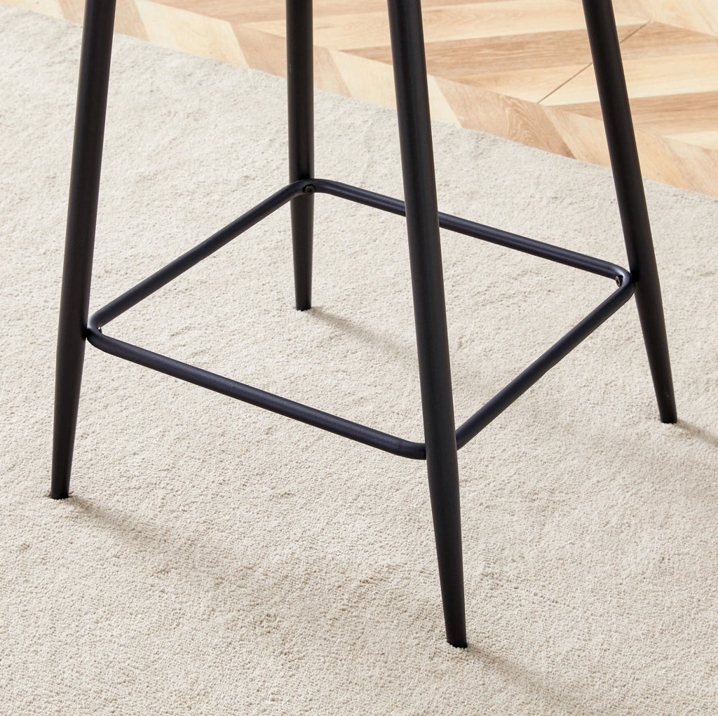 Sgabelli da bar trasparenti con struttura in metallo nera