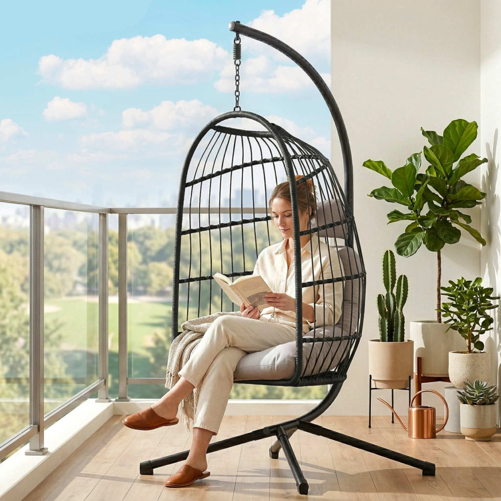 Sedia a Uovo Sospesa 105x101x196 cm con Supporto e Cinghia di Sicurezza in Metallo e Rattan PE Nero e Grigio Chiaro