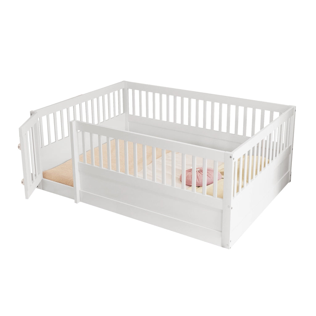 Letto per bambini basso 140 × 200 cm con barriera e porticina apribile, senza materasso, in legno bianco