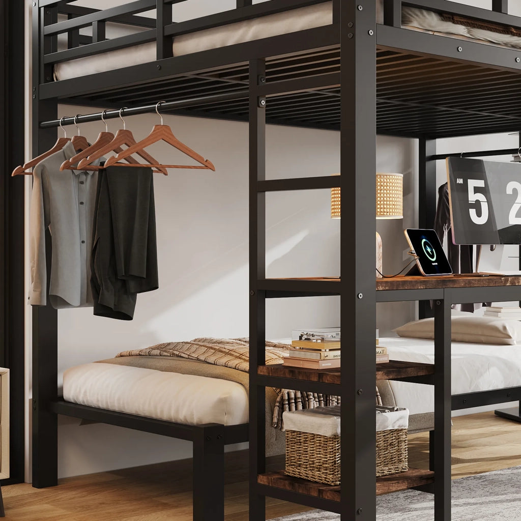 Letto a castello in metallo nero 140x200/90x200 cm con scrivania, appendiabiti, scala bilaterale e stazione di ricarica integrata