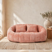 Divanetto ULEVR in ciniglia rosa con imbottitura in schiuma, braccioli e seduta ampia, 150x95x63 cm