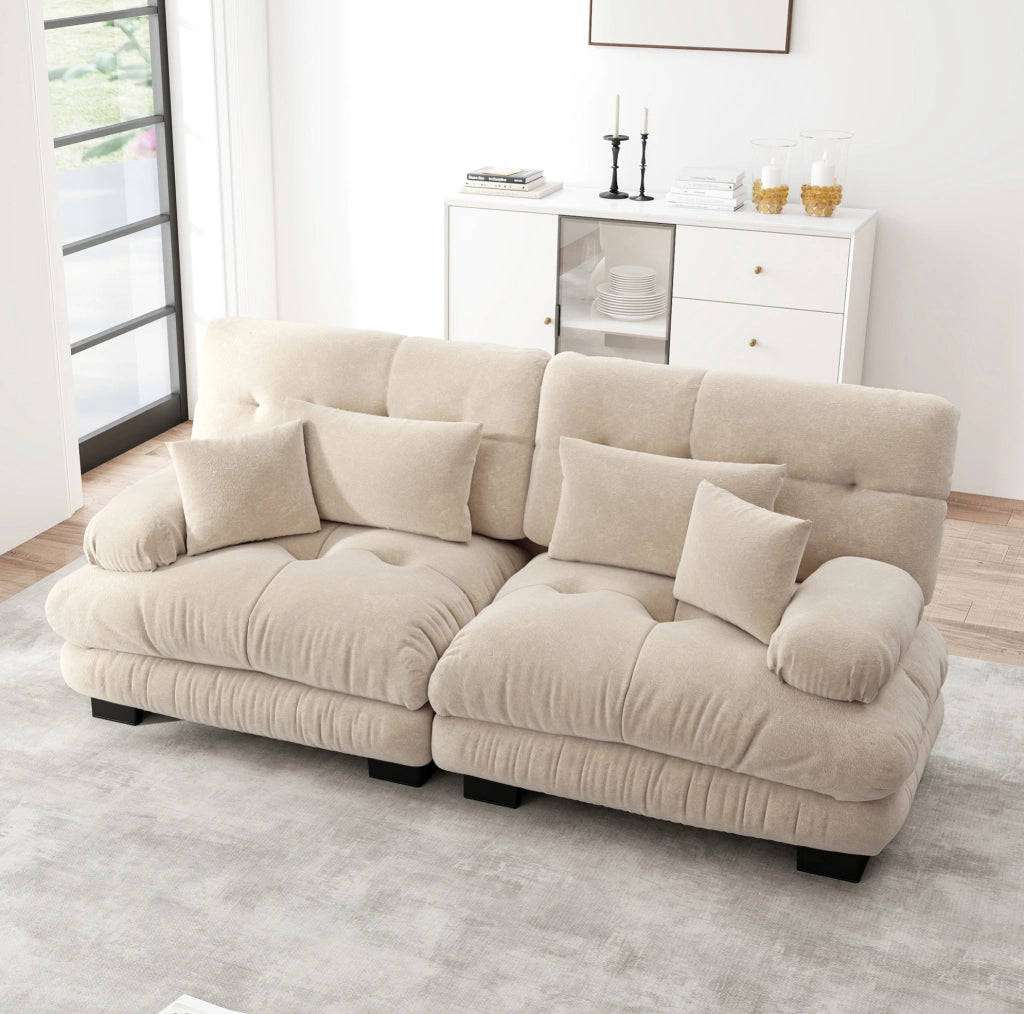 Divano angolare Cloud in chenille beige chiaro con struttura in legno massello e cuscini lombari e decorativi