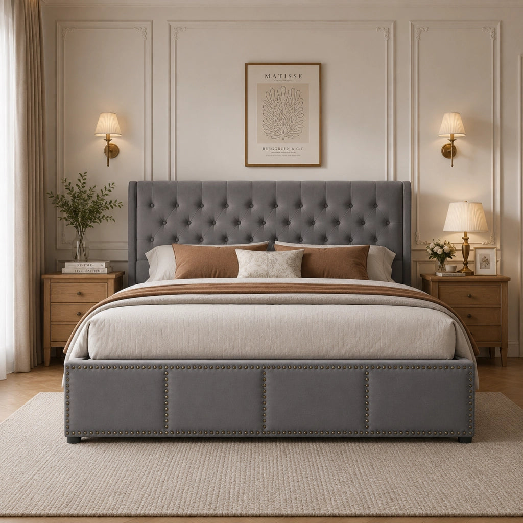 Letto contenitore in velluto grigio 180 x 200 cm; apertura idraulica; rete a doghe e testiera imbottita con borchie