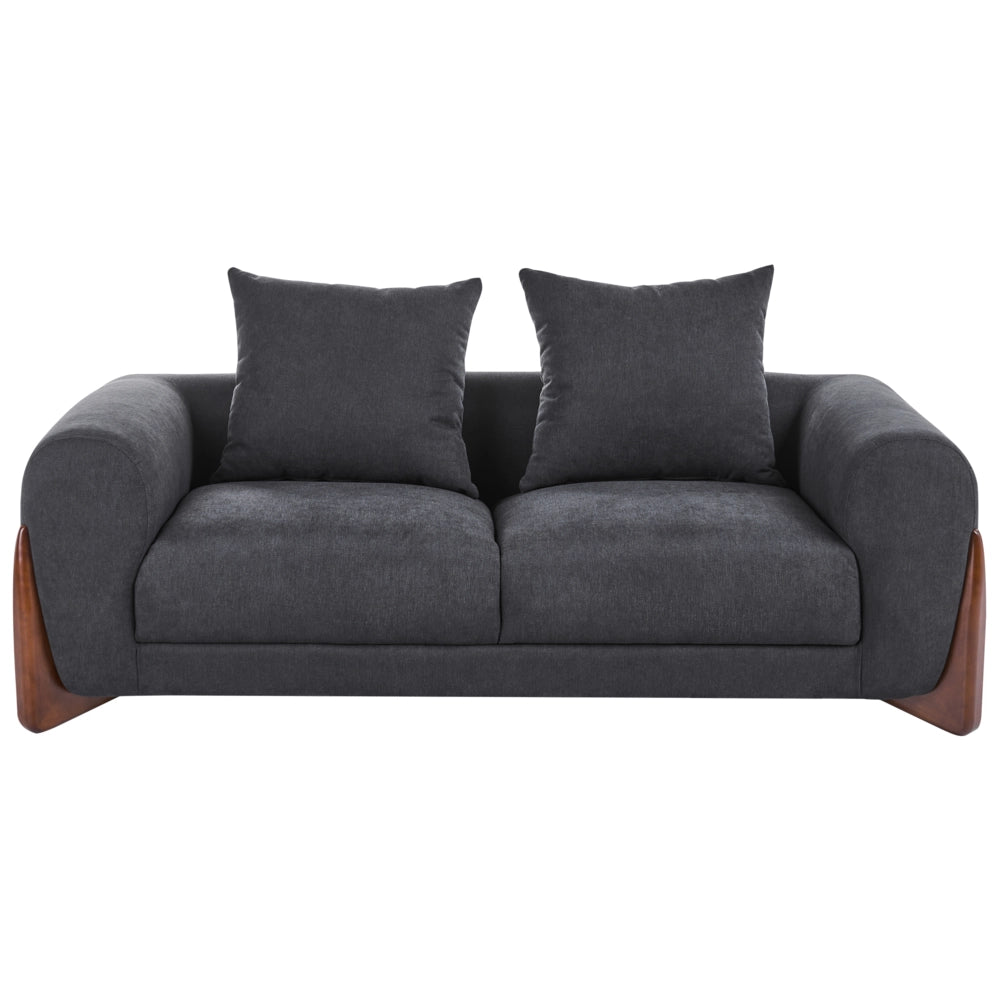 Divano a due posti con rivestimento in tessuto nero con braccioli e gambe in legno stile moderno