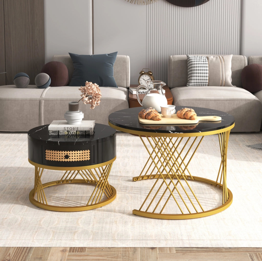 Set di 2 Tavolini Rotondi in MDF con Piano Marmo e Cassetti in Rattan Sintetico, Gambe in Ferro Dorato, 70x70x45,5 + 50x50x38,5 cm