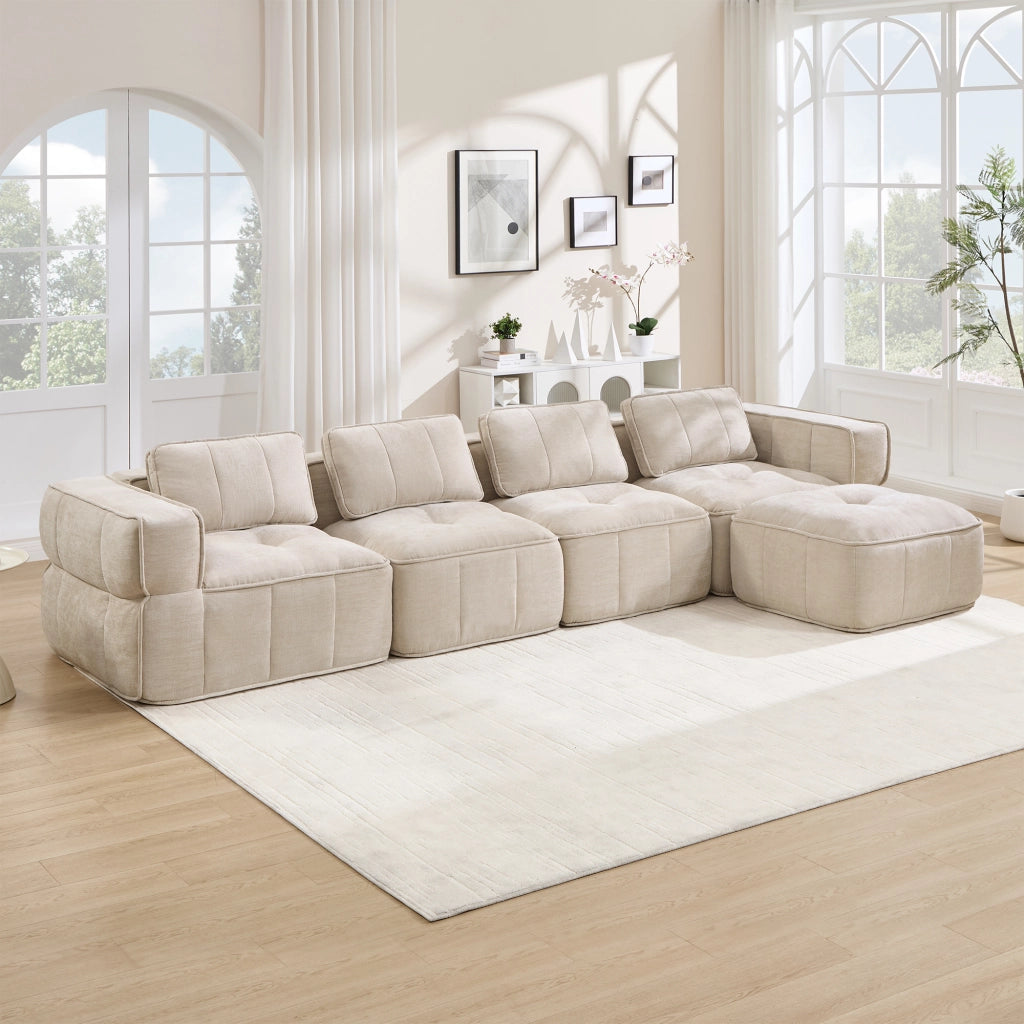 Divano angolare modulare a 4 posti con pouf in poliestere beige senza struttura rigida con seduta profonda e braccioli larghi