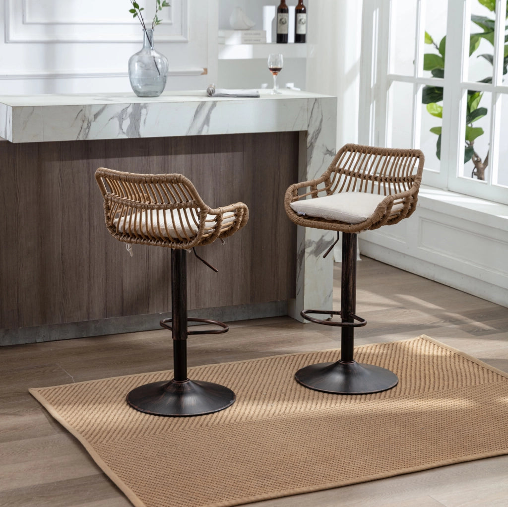 Set 2 sgabelli da bar regolabili e girevoli 360° con braccioli; lino e rattan PE; beige