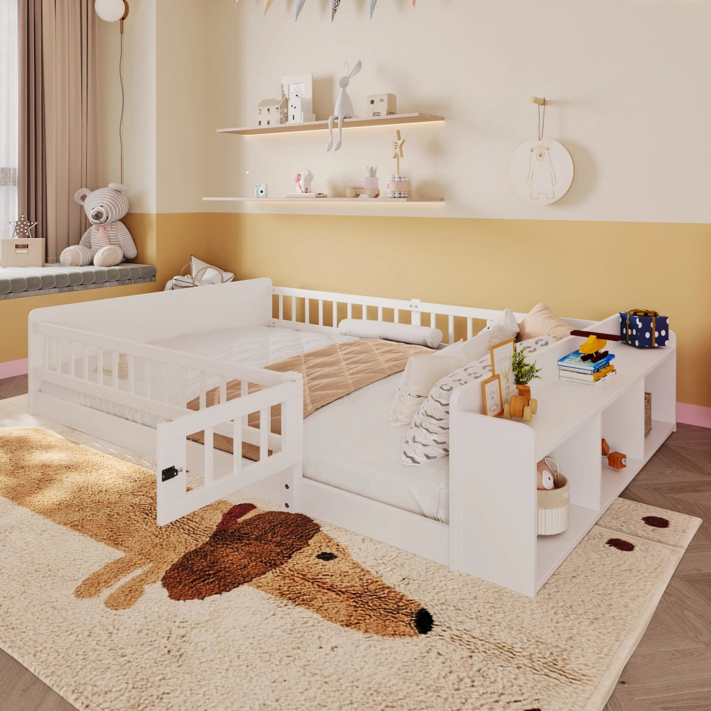 Letto per bambini 140 × 200 cm con ripiani e vani aperti in pino e MDF bianco con barriera apribile senza materasso