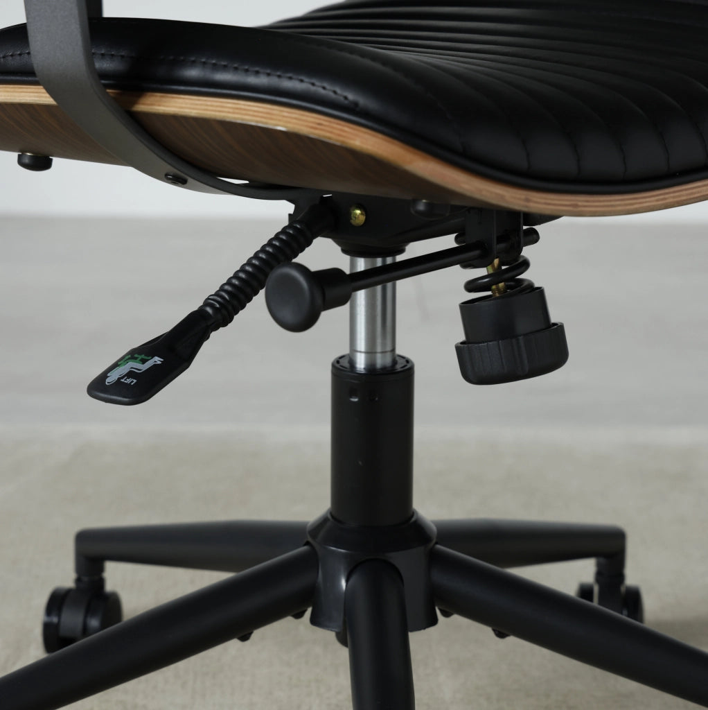 Sedia da ufficio girevole 360° con ruote e braccioli imbottiti in pelle PU nera
