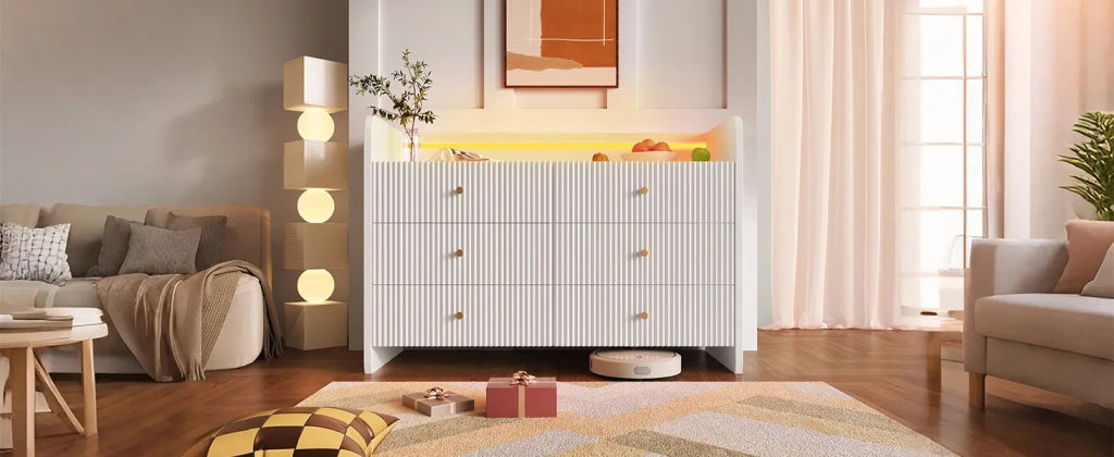 Sideboard bianco 120x40x75 cm con illuminazione LED e 6 cassetti, design moderno a scanalature ondulate per soggiorno e camera da letto