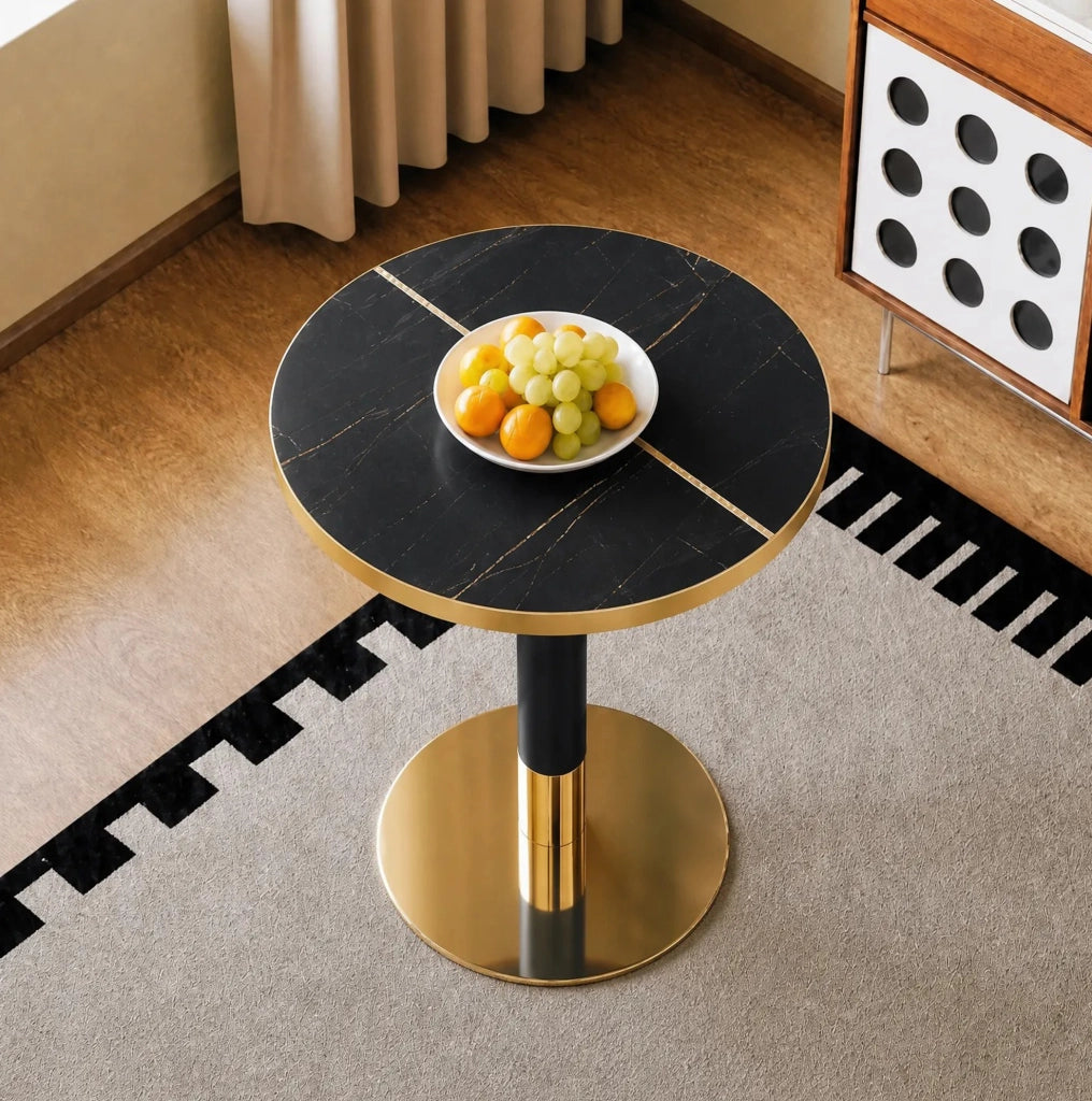 Tavolino Rotondo con Piano Effetto Marmo, Bordo Dorato e Struttura in Metallo Nero/Oro, Ø 60 cm, Altezza 73,7 cm