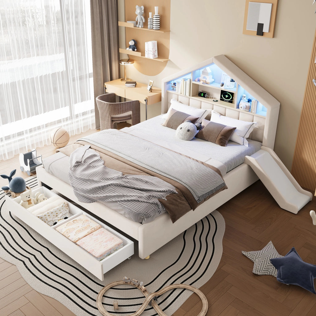 Letto per bambini 140x200 cm con scivolo; imbottito in velluto beige; testiera a casetta e cassetto per cameretta