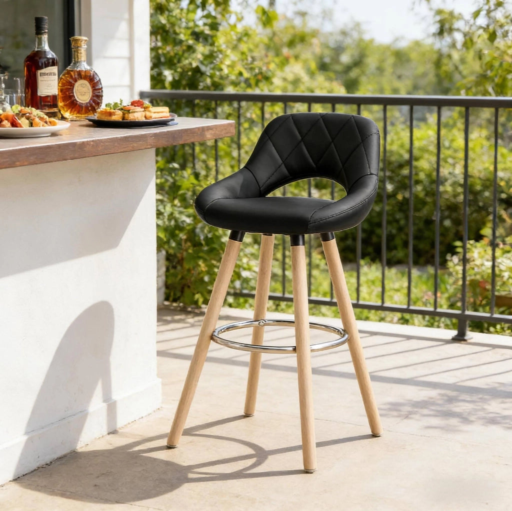 Sgabello da bar nero in similpelle con gambe in legno