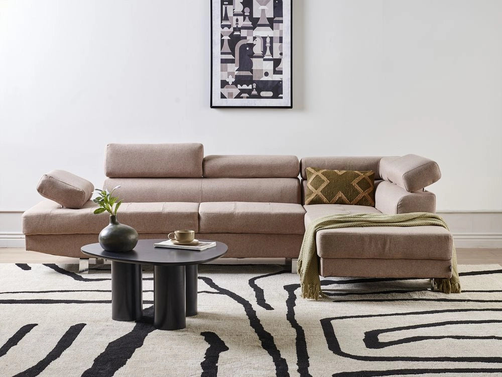 Divano angolare in tessuto beige con poggiatesta e braccioli regolabili a forma di L