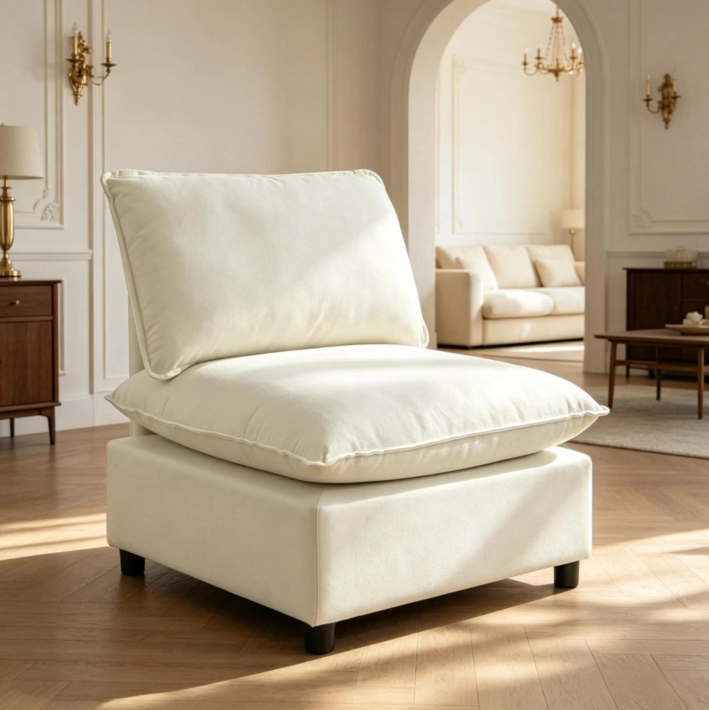Poltrona moderna a un posto color crema con seduta ampia e imbottitura confortevole per soggiorno