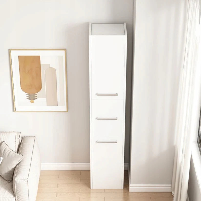 Armadio 30x170x30 cm di colore bianco, pratico e compatto.