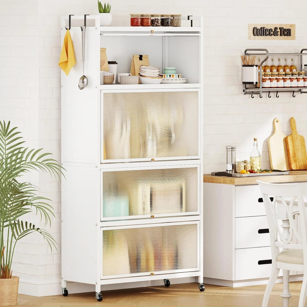 Armadio da Cucina a 5 Ripiani, Mobile Dispensa Cucina con Ruote Girevoli, 4 Porte PC a Ribalta e 4 Ganci, Mensola Microonde in Metallo per Soggiorno, Cucina, Sala da Pranzo (Bianco)