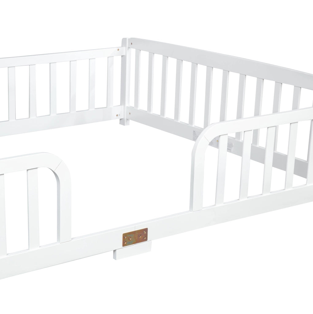 Letto a pavimento per bambini 140x200 cm con sponde in pino bianco HOMVRA