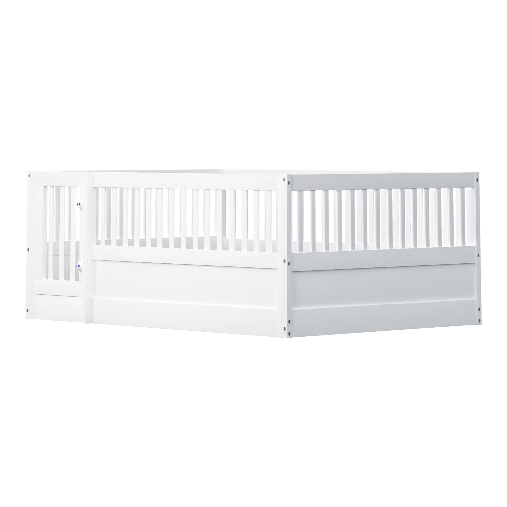 Letto per bambini basso 140 × 200 cm con barriera e porticina apribile, senza materasso, in legno bianco