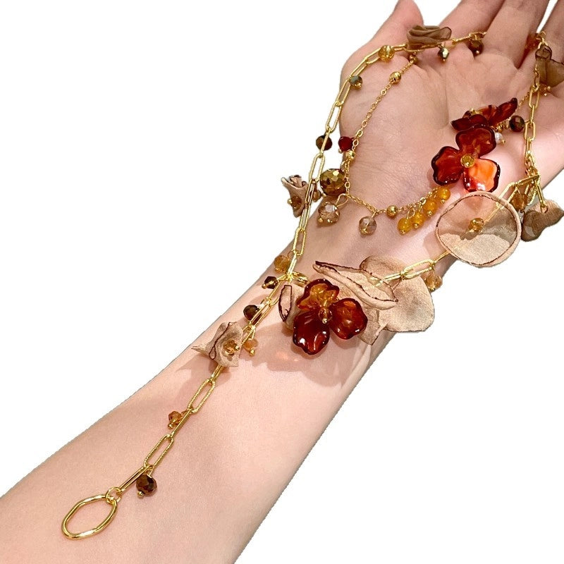 Collana retr¨°, di nicchia, unica con motivo a fiori marroni in maglia Maillard.