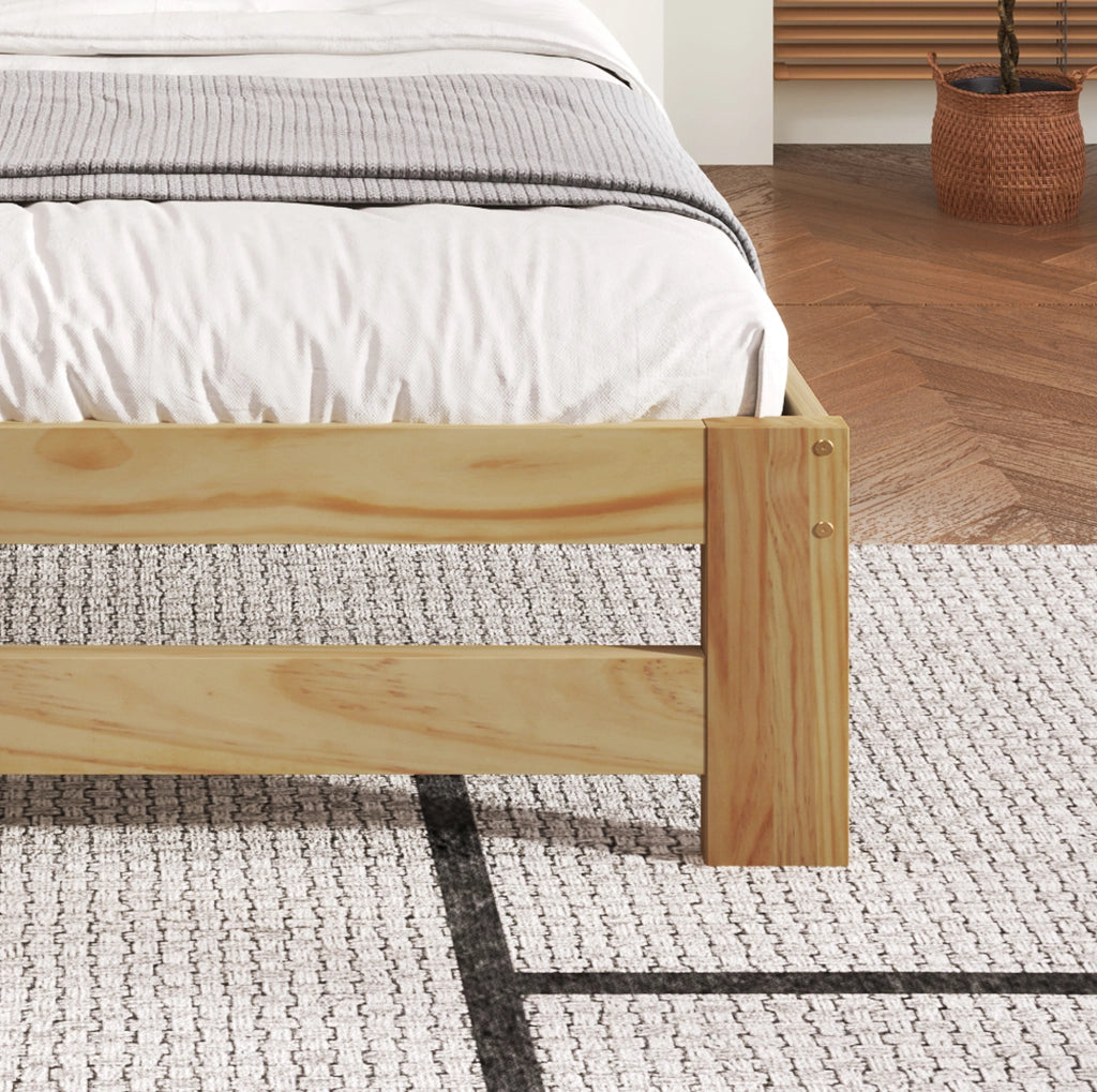 Letto matrimoniale 140x200 cm in legno massello di pino; colore naturale con testiera e doghe