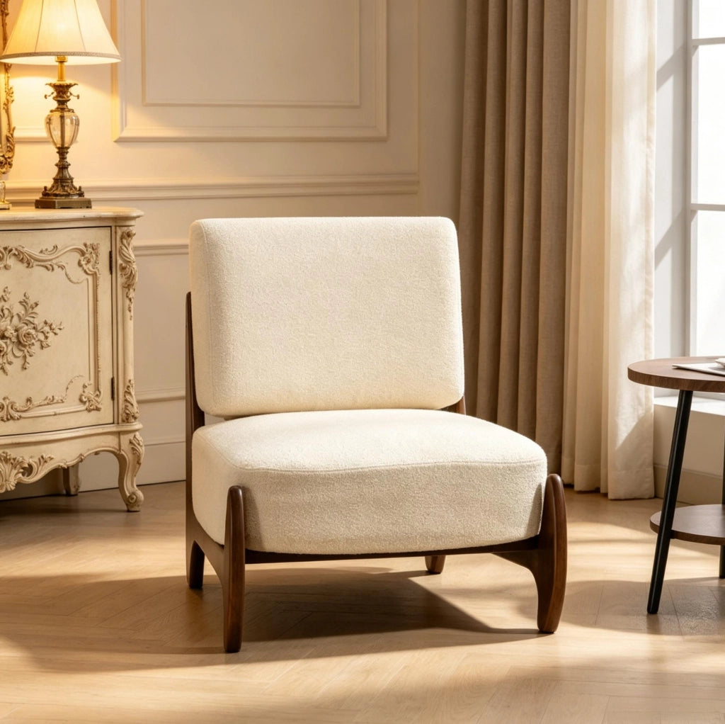 Poltrona da salotto ULEVR in ciniglia color crema con imbottitura in schiuma e struttura in legno di hevea