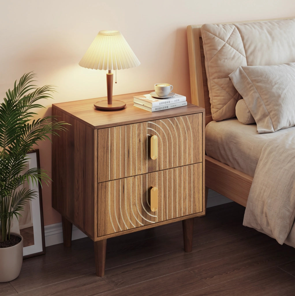Comodino ULEVR in MDF marrone noce con 2 cassetti, inserti geometrici e gambe in legno