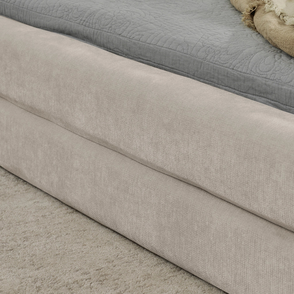 Letto matrimoniale 140×200 cm con struttura in eucalipto e ferro, rivestimento in tessuto chenille beige, schienale ergonomico, senza materasso