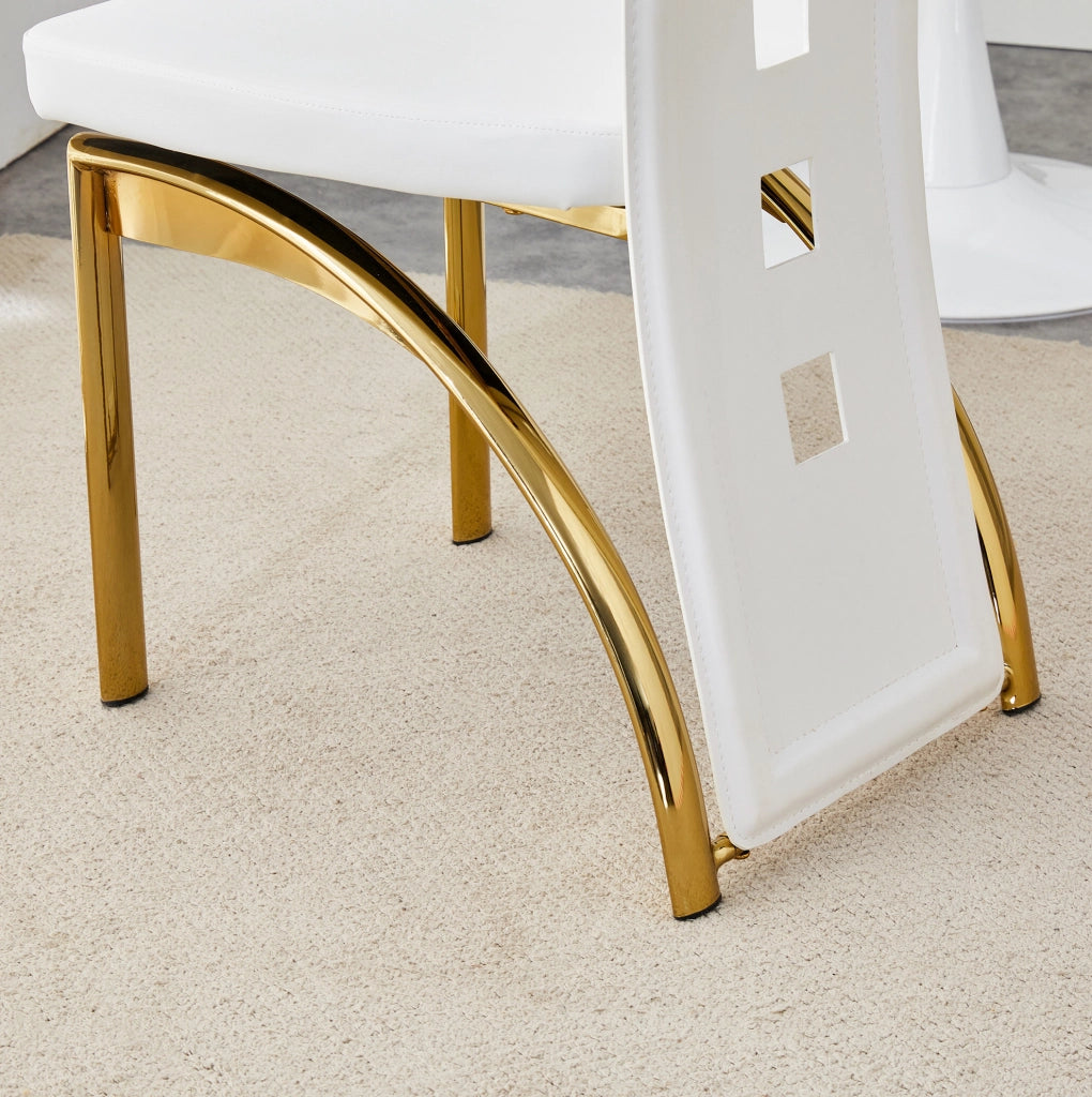 Set 2 sedie da pranzo in PU bianco opaco con schienale traforato e gambe in metallo oro