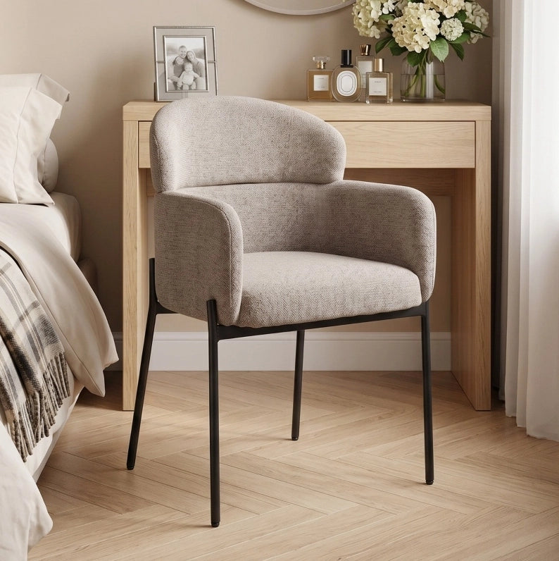 Poltrona lounge in chenille marrone chiaro con gambe in metallo