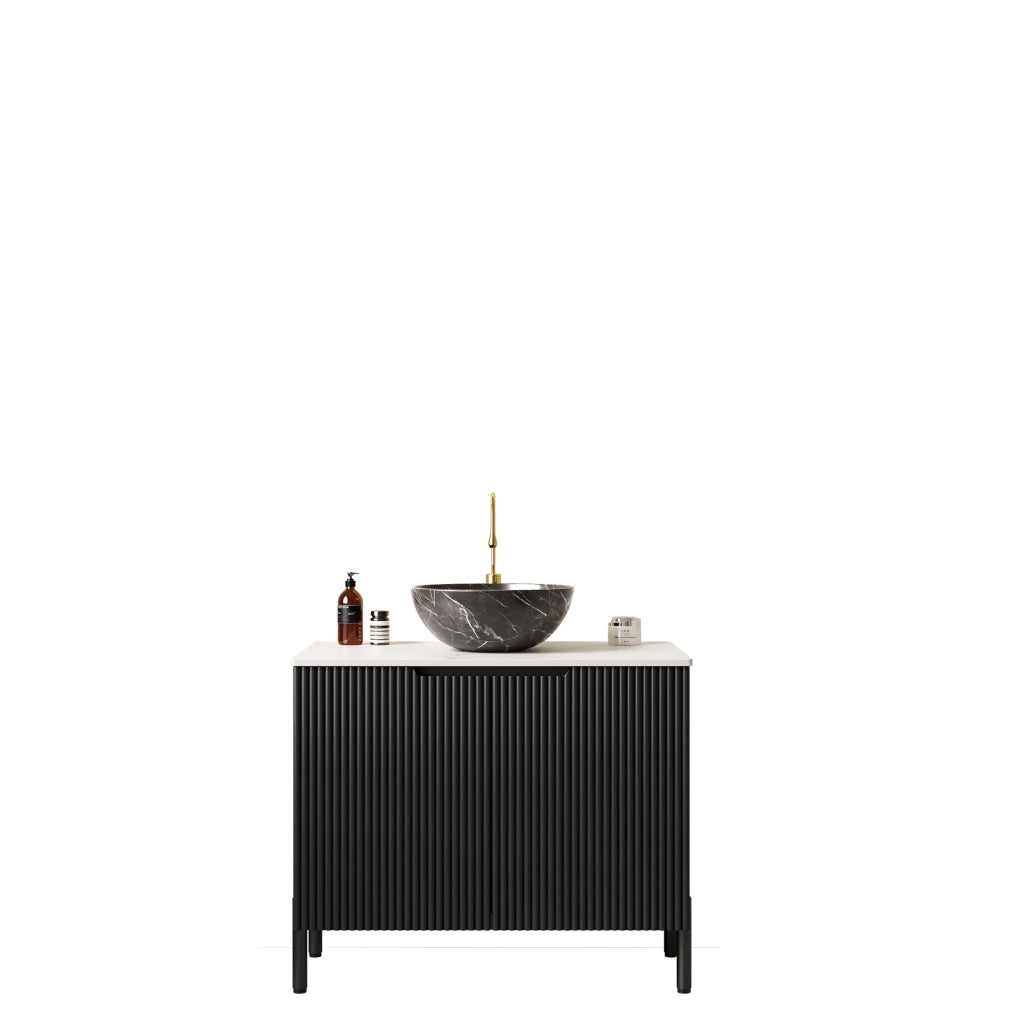 Mobile bagno freestanding TURIO 76 cm con lavabo nero in ceramica, piano in pietra sinterizzata bianca Carrara, mobile a doppia anta a righe nere