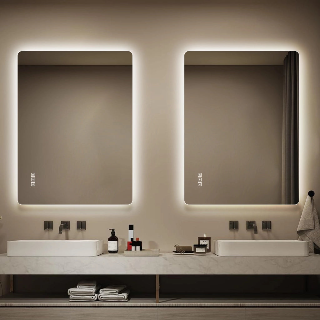 Specchio da bagno LED rettangolare 60×80 cm con illuminazione dimmerabile, funzione antiappannamento e montaggio verticale o orizzontale