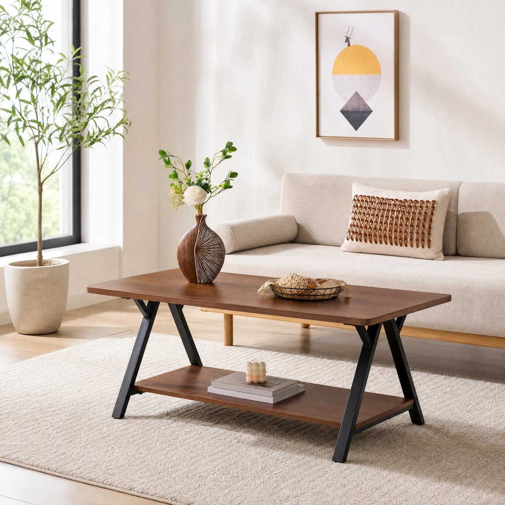 Tavolino basso fisso con ripiano inferiore in MDF effetto noce e struttura metallica nera 110 × 57 × 44.5 cm