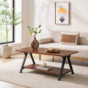 Tavolino basso fisso con ripiano inferiore in MDF effetto noce e struttura metallica nera 110 × 57 × 44.5 cm