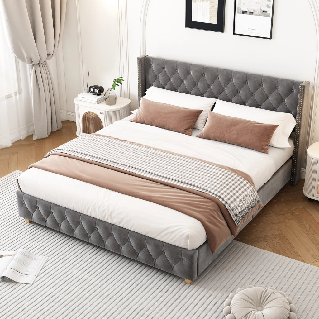 Letto imbottito 160 × 200 cm con rete a doghe; testiera in velluto grigio con bottoni; borchie e gambe rinforzate
