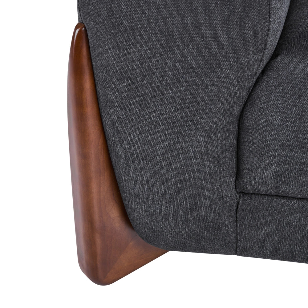 Divano a due posti con rivestimento in tessuto nero con braccioli e gambe in legno stile moderno