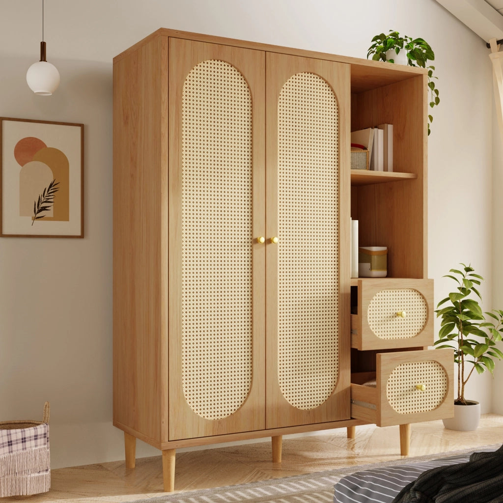 Armadio in legno massello, ante con decorazioni in vimini, 2 cassetti, ripiani aperti, color rovere