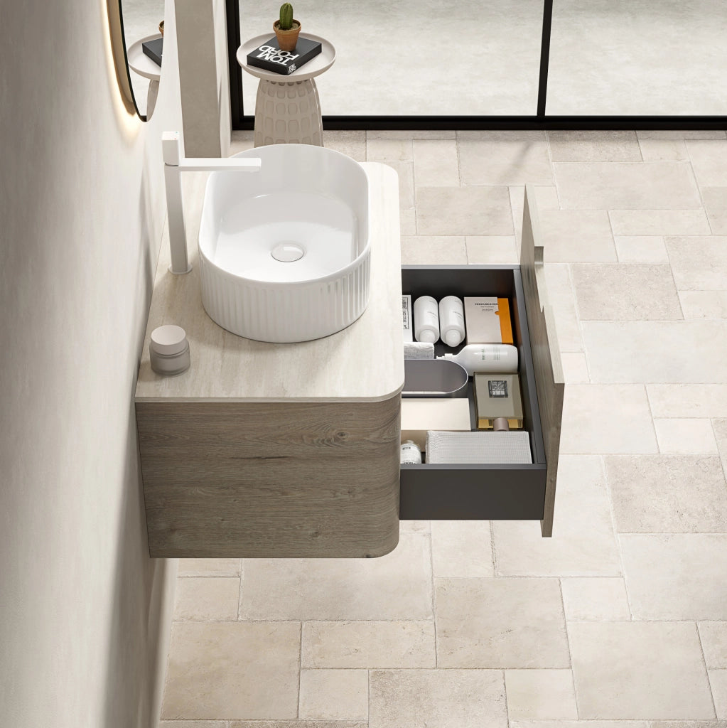 Mobile bagno sospeso 80 cm con lavabo ovale bianco in ceramica e piano in travertino sinterizzato, armadietto in multistrato effetto quercia crema con cassetto