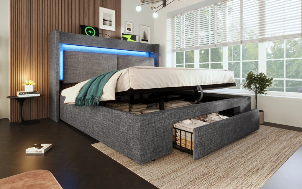 Letto imbottito 180x200 cm grigio con contenitore idraulico, testiera con vano portaoggetti, illuminazione LED e porte USB/USB-C, struttura in legno con doghe